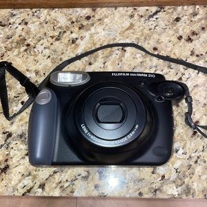 Fujifilm Instant Polaroid camera. Instax 210 in very good condition!!